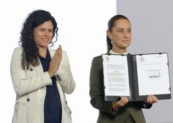 Sheinbaum firma decreto para regular contenidos digitales y proteger a menores de edad