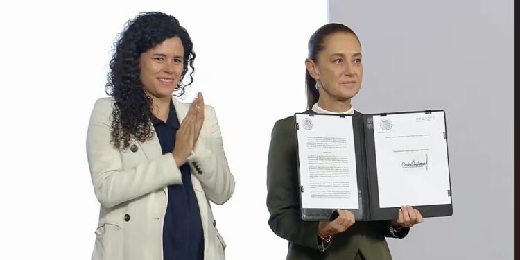 Sheinbaum firma decreto para regular contenidos digitales y proteger a menores de edad