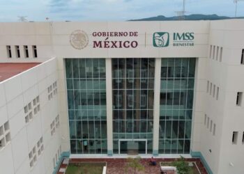 Sheinbaum instruye a Zoé Robledo abrir negociación salarial con trabajadores del IMSS