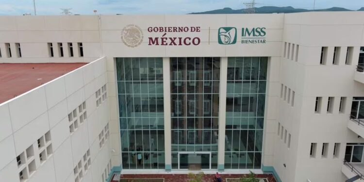 Sheinbaum instruye a Zoé Robledo abrir negociación salarial con trabajadores del IMSS