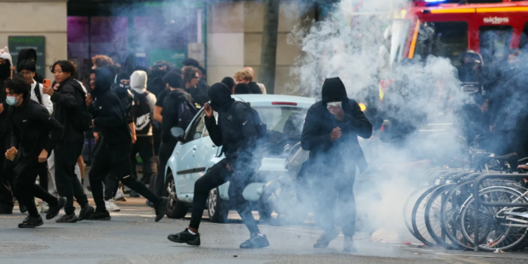 Se intensifican las protestas estudiantiles en Francia; docentes advierten posible huelga nacional