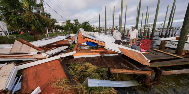 Isaías avanza como depresión y deja a 900,000 personas sin luz en Florida