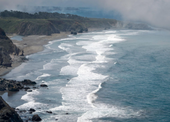 Onda de Kelvin eleva el nivel del mar en California; advierten mayor riesgo de inundaciones este otoño