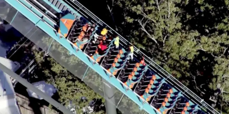 En Six Flags una persona pierde la vida y varias resultan heridas tras incidente en montaña rusa