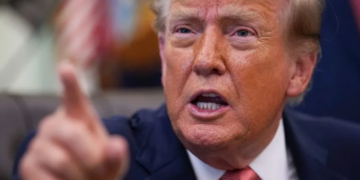 Periodista ‘pone en su sitio’ a Trump, así le responde