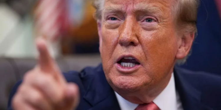 Periodista ‘pone en su sitio’ a Trump, así le responde