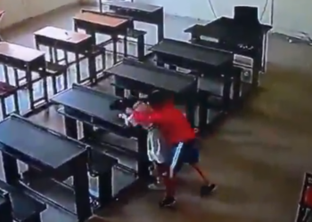 Niño de tercer año ataca a niña de kínder hasta dejarla inconsciente dentro de un salón de clases en India