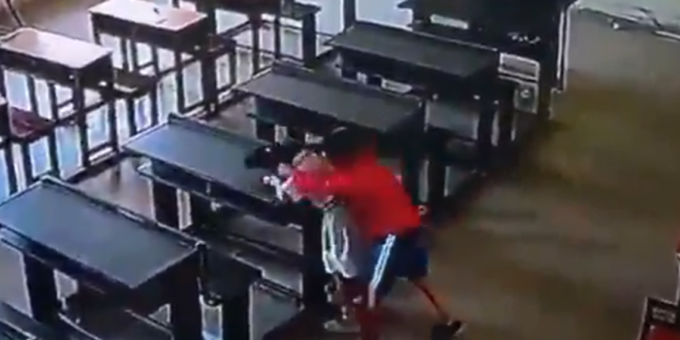 Niño de tercer año ataca a niña de kínder hasta dejarla inconsciente dentro de un salón de clases en India
