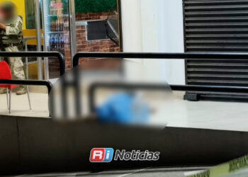 Ejecutan a hombre frente a una plaza comercial en Lomalinda