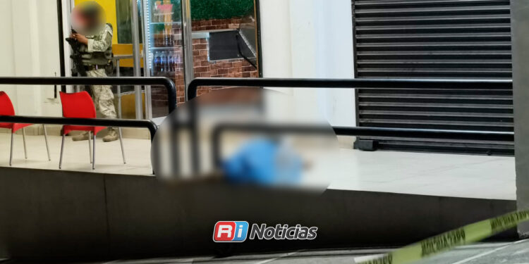 Ejecutan a hombre frente a una plaza comercial en Lomalinda