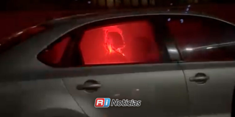 Se incendia automóvil frente a uno de los accesos al IMSS en Mazatlán