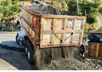 Inicia Mazatlán obras para reparar socavón provocado por el fuerte oleaje junto al Monumento a la Mujer Mazatleca