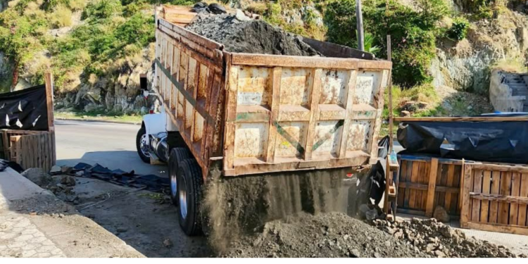 Inicia Mazatlán obras para reparar socavón provocado por el fuerte oleaje junto al Monumento a la Mujer Mazatleca