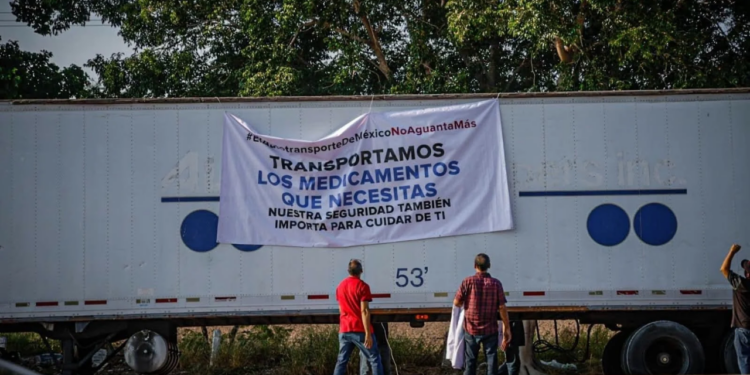 Transportistas bloquean La Costerita en Culiacán; Exigen seguridad en carreteras