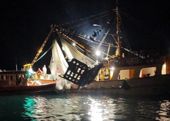 Marina rescata a siete pescadores tras incendio de embarcación en El Dorado