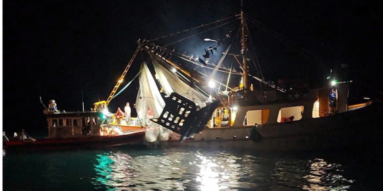 Marina rescata a siete pescadores tras incendio de embarcación en El Dorado
