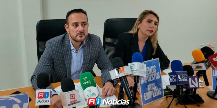 Roxana Rubio reta a gobernadora a regresar el Seguro Popular