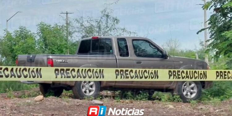 Hallan a hombre asesinado sobre una camioneta junto a un arroyo en Guamúchil