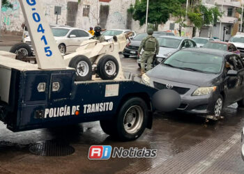 Abandonan Corolla con un arma de fuego en pleno Centro de Culiacán