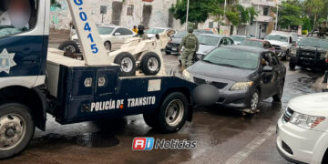 Abandonan Corolla con un arma de fuego en pleno Centro de Culiacán