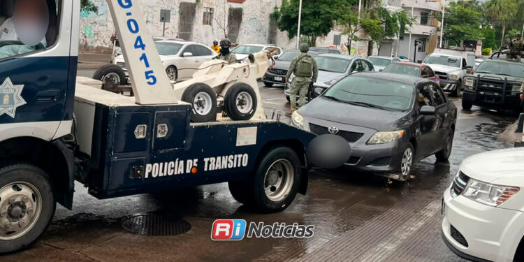 Abandonan Corolla con un arma de fuego en pleno Centro de Culiacán