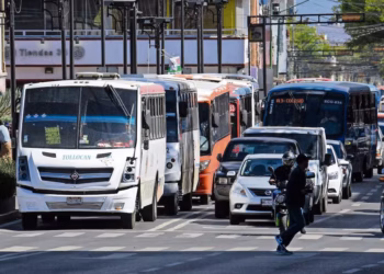 MC propone avalar transporte público gratuito para menores de edad; piden priorizar derecho a la educación