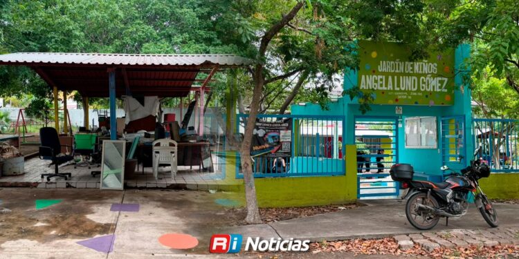 Obras inconclusas impiden regreso a clases en kínder Ángela Lund; padres exigen respuesta al ISIFE