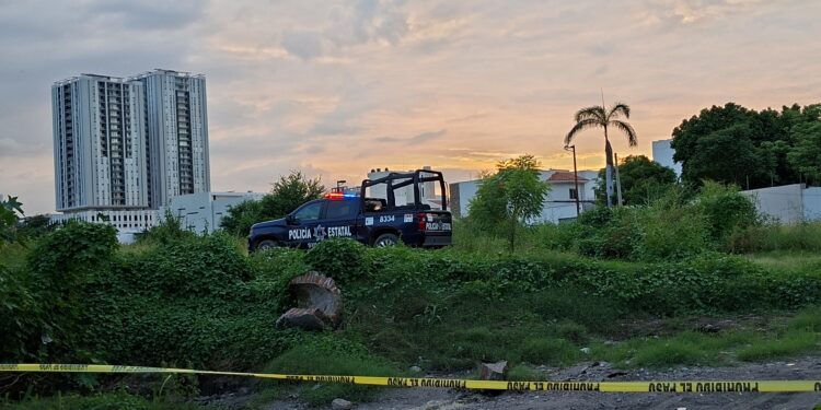 Hallan a hombre asesinado y envuelto en una cobija junto a un arroyo en Culiacán; tenía ficha de búsqueda