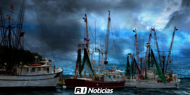Mal tiempo podría retrasar salida de barcos camaroneros de Mazatlán