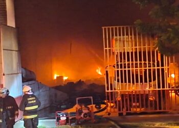 Incendio consume bodega y provoca explosiones de cilindros de gas al sur de Culiacán