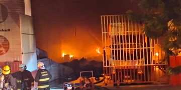 Incendio consume bodega y provoca explosiones de cilindros de gas al sur de Culiacán