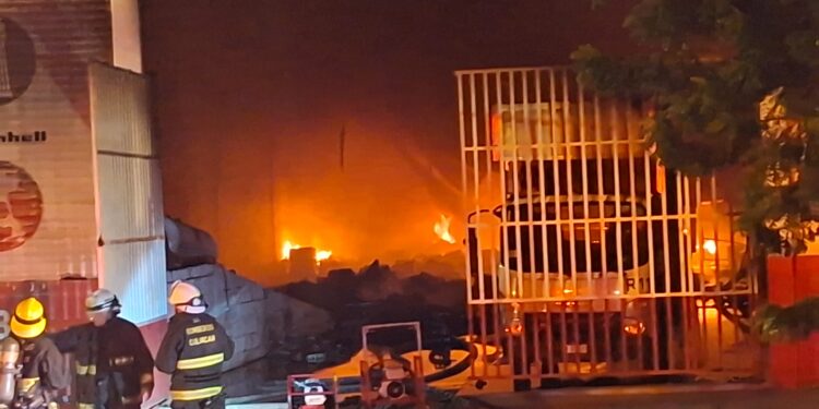 Incendio consume bodega y provoca explosiones de cilindros de gas al sur de Culiacán