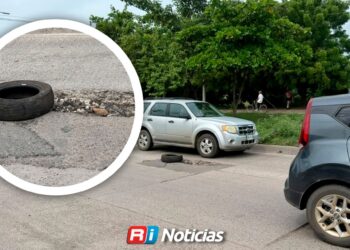 Vecinos colocan llanta en socavón sobre la avenida Juan Pablo II para evitar accidentes