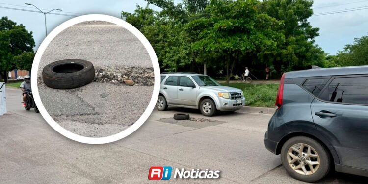 Vecinos colocan llanta en socavón sobre la avenida Juan Pablo II para evitar accidentes