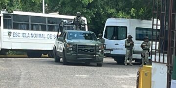 Desalojan a 900 alumnos de la Normal tras amenazas de ataque armado en Culiacán