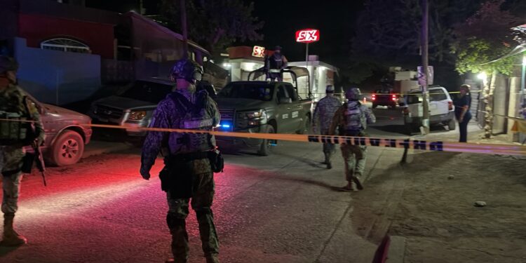 Asesinan a un hombre y hieren a otro junto a expendio de cerveza en Culiacán