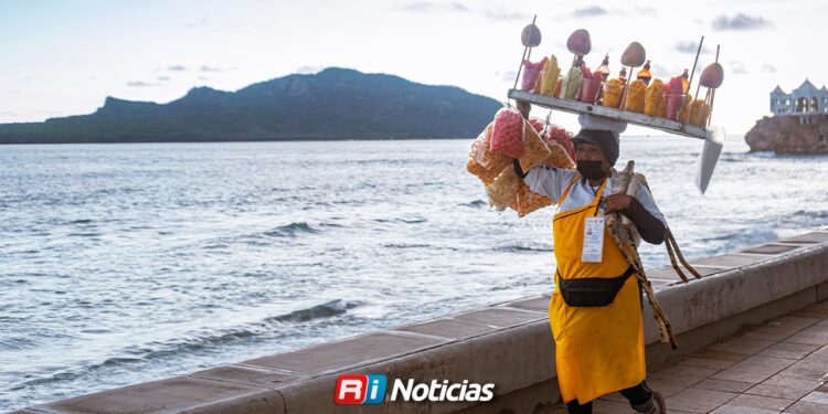 Vendedores ambulantes de Mazatlán enfrentan dos años de baja turística y meses sin condiciones para trabajar en playas