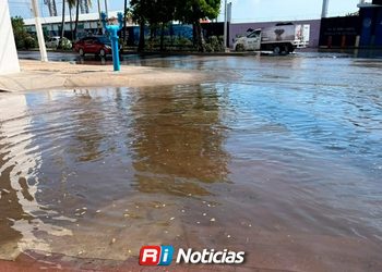 Inundaciones por marea alta y paso de Simón afectan la avenida Emilio Barragán y Miguel Alemán