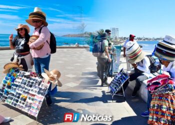 Permisos de vendedores de playa en Mazatlán les impiden buscar otros espacios para trabajar