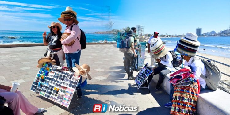 Permisos de vendedores de playa en Mazatlán les impiden buscar otros espacios para trabajar