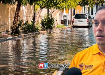 Agua de mar llega al Centro Histórico; piden evitar caminar por zonas afectadas