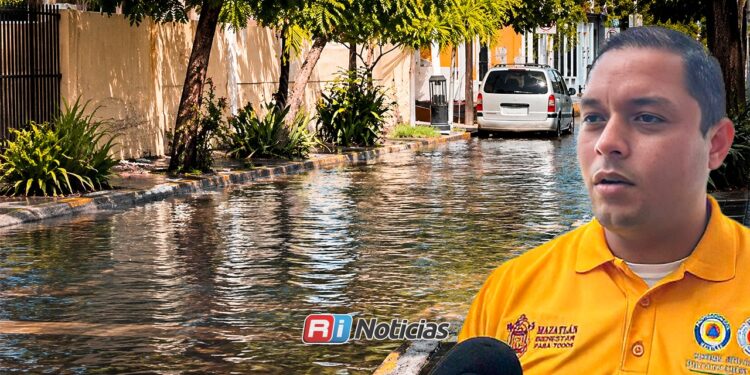 Agua de mar llega al Centro Histórico; piden evitar caminar por zonas afectadas