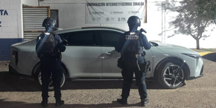 Recuperan automóvil robado en la colonia Libertad, en Culiacán