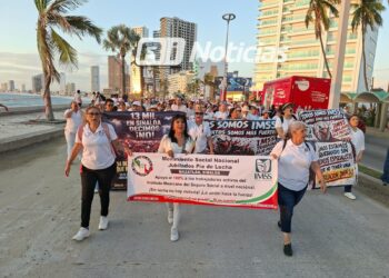 Trabajadores del IMSS marchan en Mazatlán; exigen aumento salarial