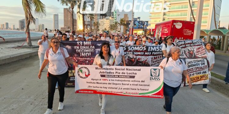 Trabajadores del IMSS marchan en Mazatlán; exigen aumento salarial