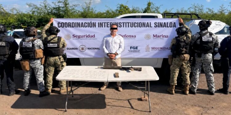 Detienen a hombre con 206 dosis de fentanilo y un arma larga en Villa Unión