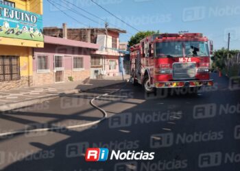 Incendio de vivienda en la Juárez moviliza a Bomberos Mazatlán