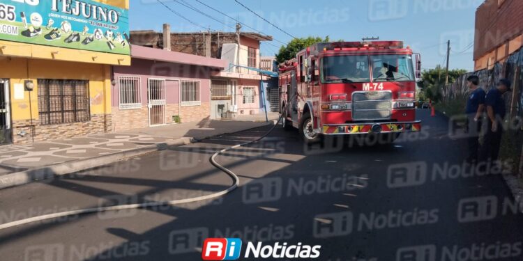Incendio de vivienda en la Juárez moviliza a Bomberos Mazatlán
