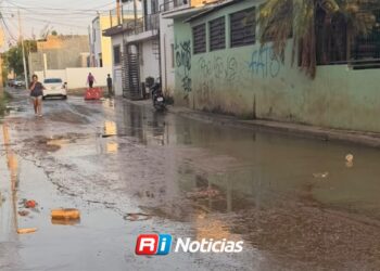 Denuncian desbordamiento de aguas negras desde hace más de un mes en la Ampliación Valles del Ejido, al norte de Mazatlán
