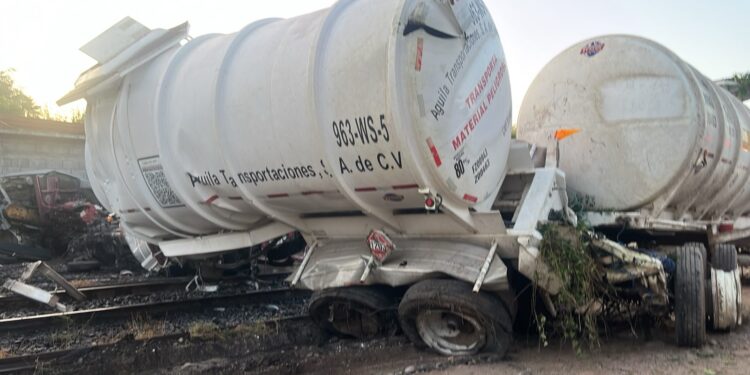 Tren se “lleva” pipa de combustible en las inmediaciones de la Feria Ganadera en Culiacán